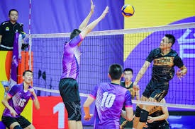 ＂到哪也没俱乐部挣得多！就算让杜峰当广东蓝协主席！或国家队教练能给他开300一500万人民币！可能吗？杜峰当国家队主教练兼广东主教练的。国家队教练的钱够买烟抽吧！都是小零头。